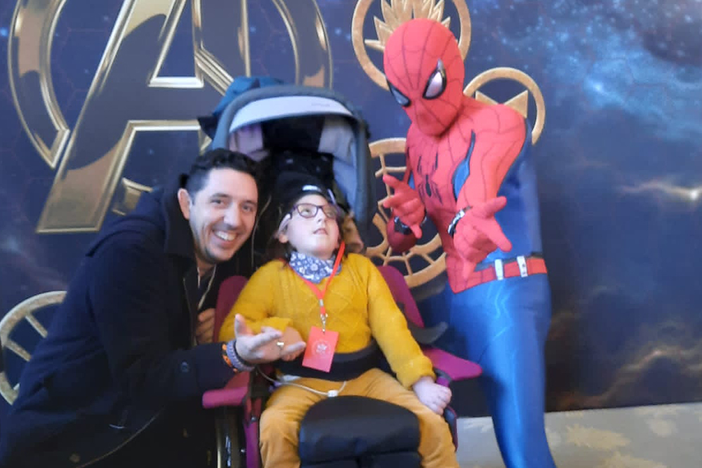 Laura pose avec son papa aux côtés de Spider-Man